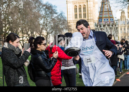 Rob Flello, MP für Stoke-on-Trent Süden. M/s, Lords und Medien besuchen das 20. jährlichen Reha parlamentarischen Pfannkuchen-Rennen in Victoria Gardens in Westminster, London, UK. Stockfoto