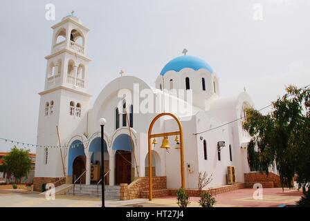 Die gewölbte Kirche Saint Anargyroi bei Skala auf der griechischen Insel Agistri. Stockfoto