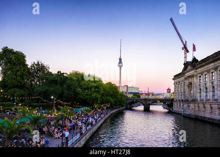 Berlin, Mitte. Strandbar und am Flussufer tanzen Veranstaltungsort. Berliner genießen Sie laue Sommerabende direkt am Sprre-Fluss. Stockfoto