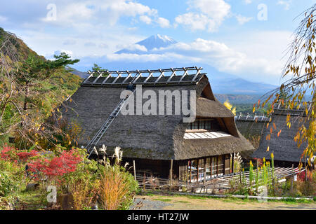 YAMANASHI, JAPAN - 4. November 2014: Iyashi kein Sato Dorf in Yamanashi, Japan. Iyashi No Sato Village befindet sich in der Nähe von Mt.Fuji. Stockfoto