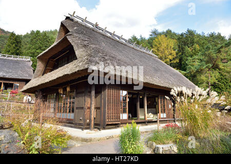 YAMANASHI, JAPAN - 4. November 2014: Iyashi kein Sato Dorf in Yamanashi, Japan. Iyashi No Sato Village befindet sich in der Nähe von Mt.Fuji. Stockfoto