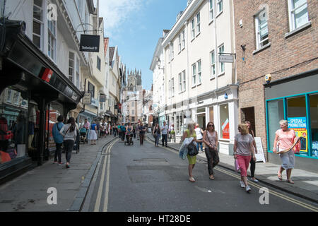 Shopping-Fans und Touristen genießen einen englischen Sommertag auf Low Petergate, York, North Yorkshire, UK. Stockfoto