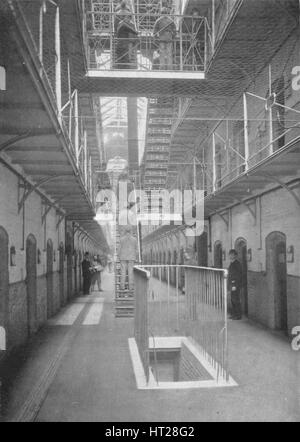Gefangenen nach Abendessen, Wormwood Scrubs Gefängnis, London, c1903 (1903). Künstler: unbekannt. Stockfoto