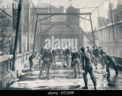 Jungs spielen Fußball auf dem Dach der St. Pauls Cathedral Choir School, London, c1901 (1901). Künstler: unbekannt. Stockfoto