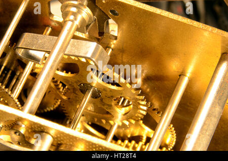 Nahaufnahme auf der Maschine ein altes mechanisches Uhrwerk mit der Hemmung als primären Objekt. Stockfoto
