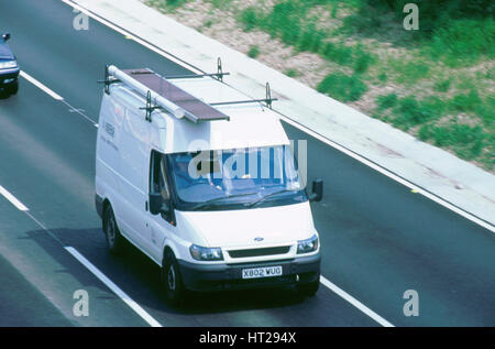 Ford Transit van fahren auf Autobahn M27, 2002. Künstler: unbekannt. Stockfoto