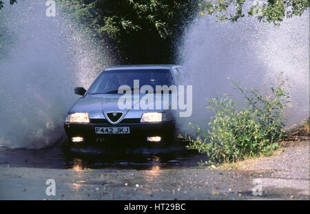 1989 Alfa Romeo 164 Fahrt durch eine Furt. Künstler: unbekannt. Stockfoto