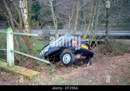 Fiat Uno stürzte in Graben. Künstler: unbekannt. Stockfoto