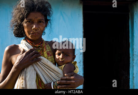 Mutter und Kind aus der Dongria Kondh Stamm (Indien) Stockfoto