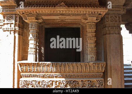 Nahaufnahme eines Balkons mit komplizierten Mustern graviert an den Grenzen. Adalaj Stufenbrunnen, Ahmedabad, Gujarat, Indien Stockfoto