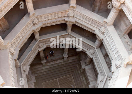 Innenansicht des Adalaj Schritt gut von oben. Traditionelle Trabeat mit horizontalen Balken und Stürze. Adalaj Schritt gut, Ahmedabad, Gujarat, Indien Stockfoto