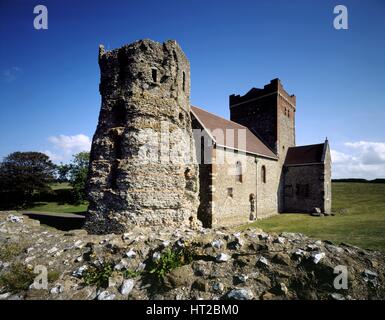 Der Roman Pharos Leuchtturm und Str. Marys Kirche, Dover Castle, Kent, 2005. Künstler: unbekannt. Stockfoto