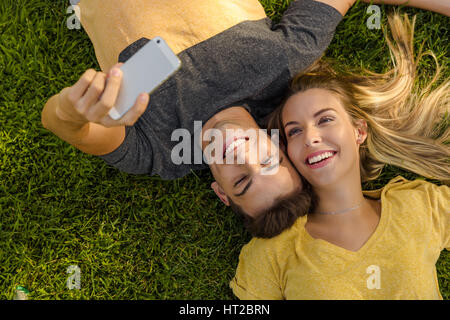 Porträt eines jungen schönen Paares liegen auf dem Rasen Stockfoto