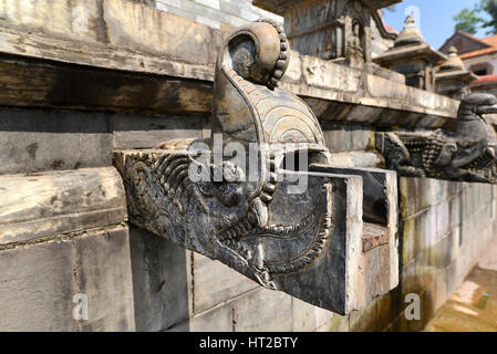 KATHMANDU - Oktober 10: Geschnitzte Steinbrunnen in Pashupatinath. Der Brunnen wurde zerstört, nachdem das Erdbeben in Nepal am 25. April 2015. Am Okt. Stockfoto