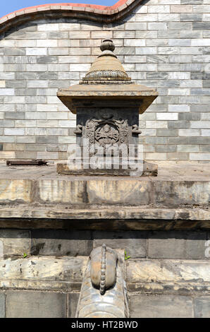 KATHMANDU - Oktober 10: Geschnitzte Steinbrunnen in Pashupatinath. Der Brunnen wurde zerstört, nachdem das Erdbeben in Nepal am 25. April 2015. Am Okt. Stockfoto