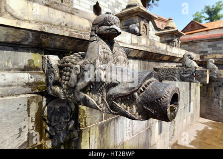 KATHMANDU - Oktober 10: Geschnitzte Steinbrunnen in Pashupatinath. Der Brunnen wurde zerstört, nachdem das Erdbeben in Nepal am 25. April 2015. Am Okt. Stockfoto