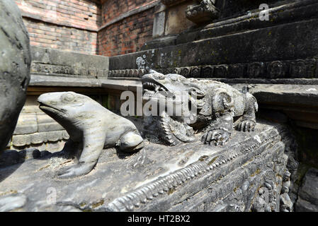 KATHMANDU - Oktober 10: Geschnitzte Steinbrunnen in Pashupatinath. Der Brunnen wurde zerstört, nachdem das Erdbeben in Nepal am 25. April 2015. Am Okt. Stockfoto