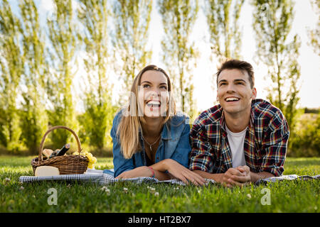 Schuss für ein schönes paar im Park Spaß zusammen und machen ein Picknick Stockfoto