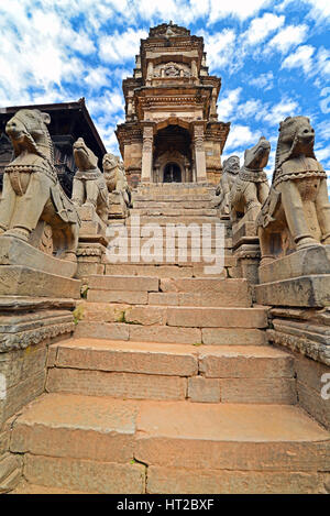 BHAKTAPUR - Oktober 10: Buddhistische Tiere Statuen einen Tempel zu schützen. Der Tempel wurde zerstört, nachdem das Erdbeben in Nepal am 25. April 2015. Auf O Stockfoto