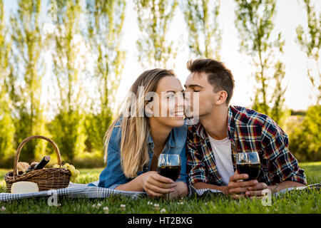 Schuss für ein schönes paar in Liebe machen ein Picknick im Park Stockfoto