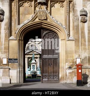 Eingangstor des Kings College, Parade des Königs, Cambridge, Cambridgeshire, c2000s(?). Künstler: unbekannt. Stockfoto