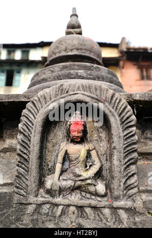 SWAYAMBHUNATH - 29 SEPTEMBER: Sitzender Buddha Statue. Die Statue wurde zerstört, nachdem das Erdbeben in Nepal am 25. April 2015. Am 29. September 2013 ich Stockfoto