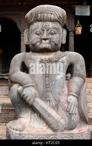 KATHMANDU - Oktober 10: Steinstatue eines Vormunds Kämpfer in Bhaktapur. Es wurde zerstört, nachdem das Erdbeben in Nepal am 25. April 2015. Auf Oktobe Stockfoto