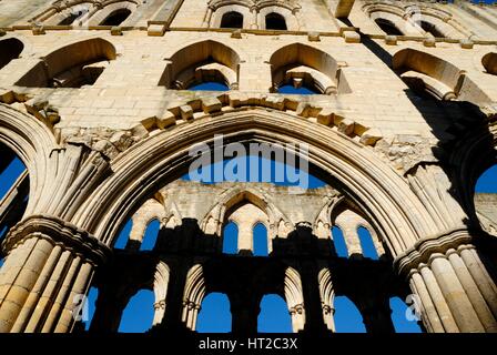 Am frühen Morgensonnenlicht auf den Arkaden der Kirche, Rievaulx Abbey, North Yorkshire, 2007.  Künstler: Peter Richardson. Stockfoto