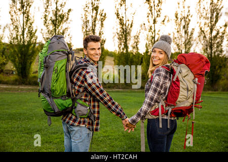 Aufnahme eines jungen Paares mit Rucksäcken bereit für camping Stockfoto
