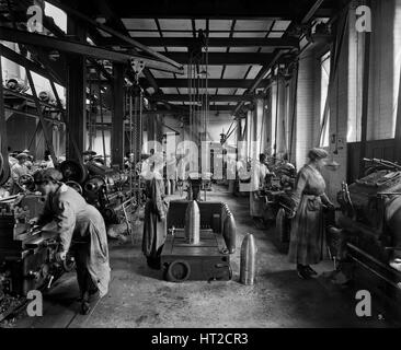 Frauen Herstellung Schale Gehäuse, Cunard Shell arbeiten, Bootle, Merseyside, 1917.  Künstler: H Bedford Lemere. Stockfoto