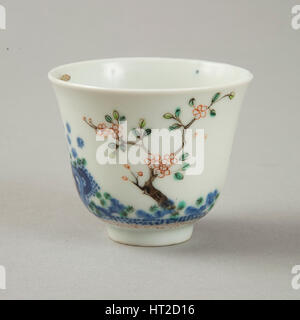 Unterglasur Blau Monat Cup mit Polychrom emaillierten Dekoration, zweite Hälfte des 19. Jahrhunderts. Künstler: unbekannt. Stockfoto