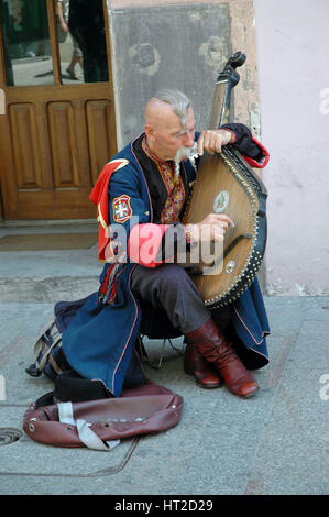 Krakau, Polen - 29 Mai: Eine alte ukrainische Cossak auf seine Bandura spielen. Die Bandura ist traditionelle ukrainische Saiteninstrument. Am 29. Mai 2005 in Kr Stockfoto