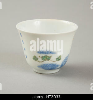 Polychrome und unterglasur Blau Monat Cup mit Emaille Dekoration, 1980er Jahre. Künstler: unbekannt. Stockfoto