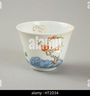 Polychrome und unterglasur Blau Monat Cup mit Emaille Dekoration, 1980er Jahre. Künstler: unbekannt. Stockfoto