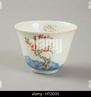 Polychrome und unterglasur Blau Monat Cup mit Emaille Dekoration, 1980er Jahre. Künstler: unbekannt. Stockfoto