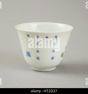 Polychrome und unterglasur Blau Monat Cup mit Emaille Dekoration, 1980er Jahre. Künstler: unbekannt. Stockfoto