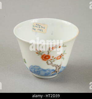 Polychrome und unterglasur Blau Monat Cup mit Emaille Dekoration, 1980er Jahre. Künstler: unbekannt. Stockfoto