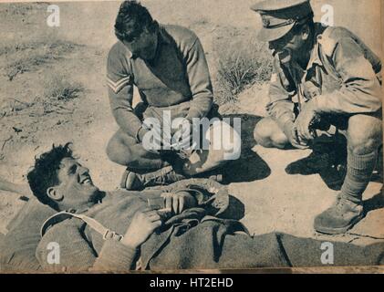 "Krankenwagen Men mit verwundeten Panzerabwehr Kanonier", c1942 (1944). Künstler: unbekannt. Stockfoto