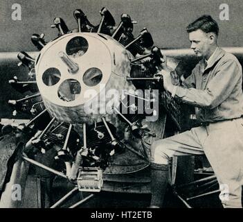 Charles Lindbergh Überprüfung des Motors seines Flugzeugs vor seiner transatlantischen Flug, 1927 (c1937). Künstler: unbekannt. Stockfoto