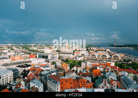 Riga, Lettland. Aerial Stadtbild im sonnigen Sommerabend. Draufsicht der Wahrzeichen - Lettische Akademie der Wissenschaften, nach Vorbild der Moskau gebaut "Stalin-Skyscrap Stockfoto