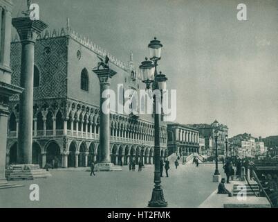 Hauptfront des Dogenpalast mit Riva Degli Schiavoni, Venedig, Italien, 1927. Künstler: Eugen Poppel. Stockfoto