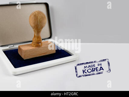 Hölzerne Stempel auf einem Schreibtisch MADE IN KOREA Stockfoto