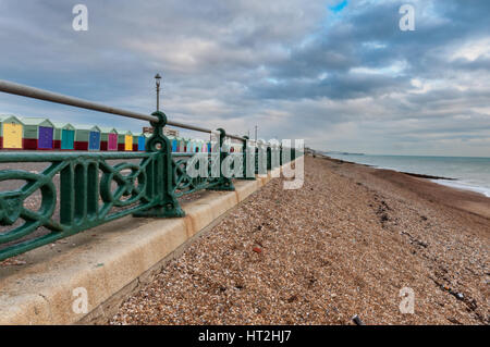 Hove Beach mit Geländer und Strandhütten unter gebrochene Wolken Stockfoto