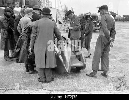 Menschen Sie untersuchen Leon Cushman Austin 7 Racer in Brooklands für ein Speed-Weltrekord-Versuch, 1931. Künstler: Bill Brunell. Stockfoto