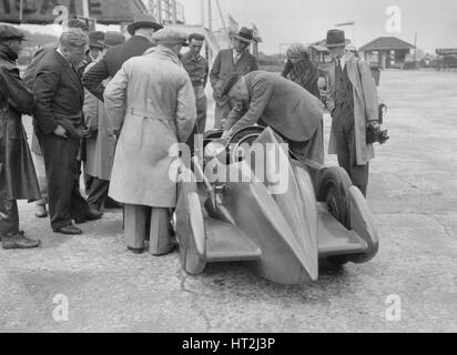 Menschen Sie untersuchen Leon Cushman Austin 7 Racer in Brooklands für ein Speed-Weltrekord-Versuch, 1931. Künstler: Bill Brunell. Stockfoto