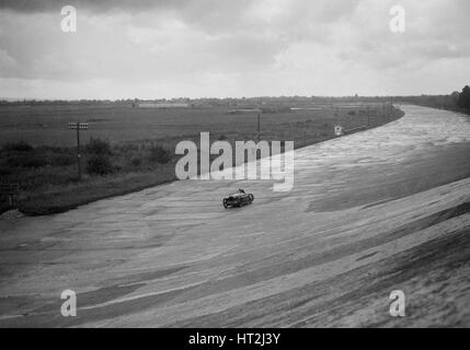 Leon Cushmans Austin 7 Racer macht einen Geschwindigkeit Rekordversuch, Brooklands, 8. August 1931. Künstler: Bill Brunell. Stockfoto