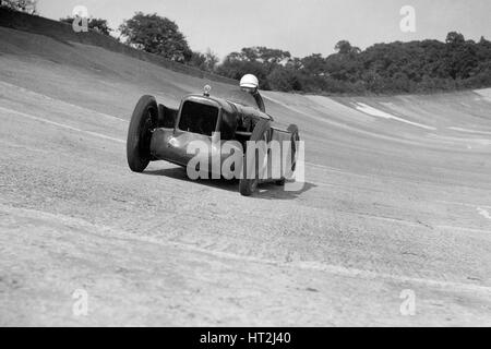 Leon Cushmans Austin 7 Racer macht einen Geschwindigkeit Rekordversuch, Brooklands, 8. August 1931. Künstler: Bill Brunell. Stockfoto