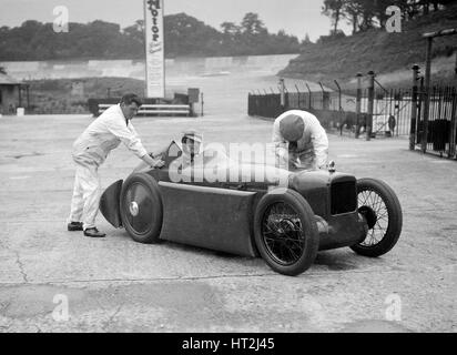 Leon Cushmans Austin 7 Racer macht einen Geschwindigkeit Rekordversuch, Brooklands, 8. August 1931. Künstler: Bill Brunell. Stockfoto