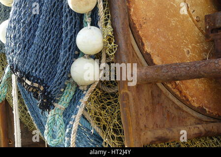 Nahaufnahme von Schleppnetz Windentrommel am Heck eines Fischerbootes umwickelt Stockfoto