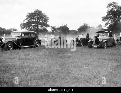 Autos, die Teilnahme an der Bugatti Owners Club Gymkhana, 5. Juli 1931. Künstler: Bill Brunell. Stockfoto